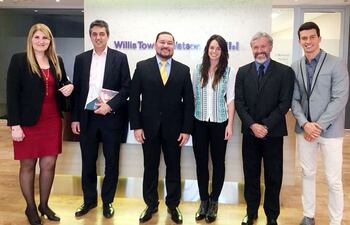 la-gerente-cynthia-weisensee-el-presidente-de-la-firma-jorge-villalba-y-el-miembro-del-directorio-jose-coluchi-con-brokers-y-reaseguradores-inter-205732000000-1774055.jpg