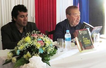 el-autor-del-libro-felipe-bengoechea-con-el-dr-efrain-enriquez-gamon-durante-la-presentacion-del-libro-en-humaita--210021000000-1400580.jpg