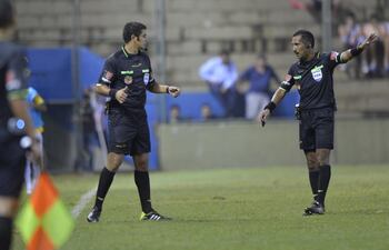 el-arbitro-peruano-santivanez-der-tomo-una-insolita-determinacion--152314000000-1311793.JPG