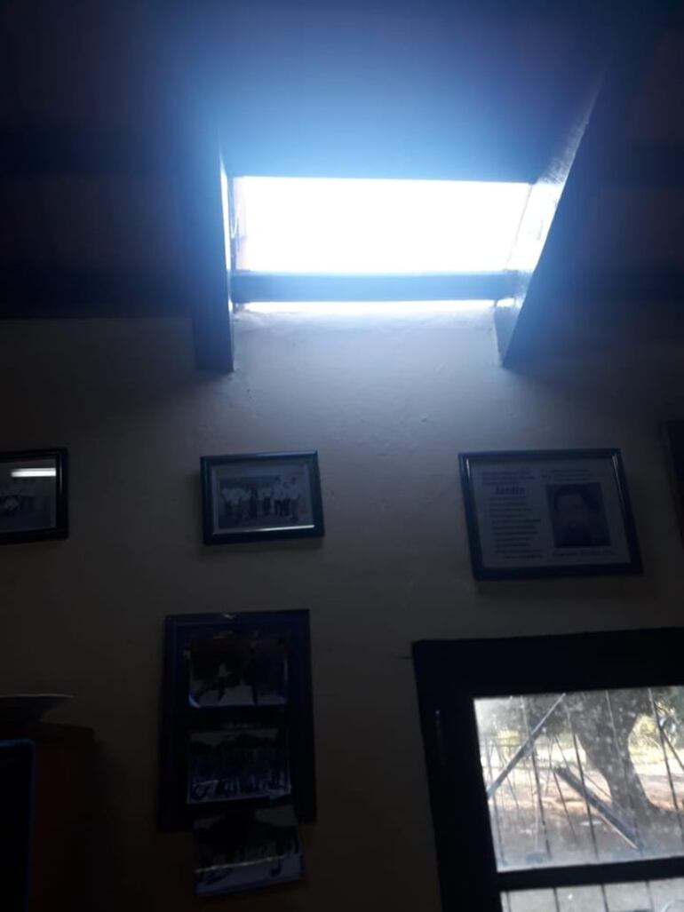 Los delincuentes ingresaron por el techo.