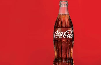 en-su-interior-lleva-el-liquido-mas-popular-de-la-historia-la-bebida-gaseosa-de-la-marca-coca-cola-este-ano-la-botella-contour-cumple-100-anos--202556000000-1367212.jpg