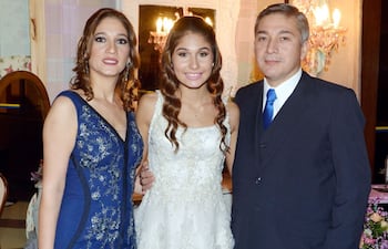 la-quinceanera-con-sus-padres-adriana-roura-y-ramon-valiente--193526000000-1470273.jpg