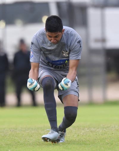 Miguel Martínez festeja el penal desviado a Óscar Cardozo, durante el juego del domingo en el kilómetro 12 de Luque.
