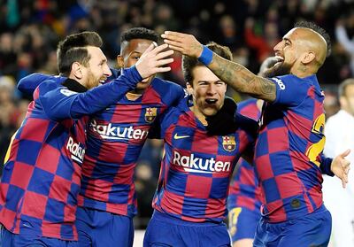 Todos a celebrar con Lionel Messi tras anotar el único gol de Barcelona en el triunfo frente a Granada. (AFP)