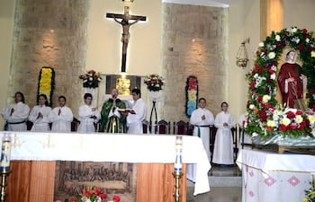 el-sacerdote-rafael-ibarburen-oficio-la-misa-de-la-manana-en-el-templo-de-emby-en-honor-a-san-lorenzo--194712000000-1118781.jpg