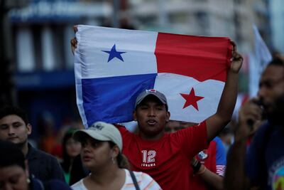 Un hombre levanta una bandera panameña este jueves durante una protesta en ciudad de Panamá (Panamá).