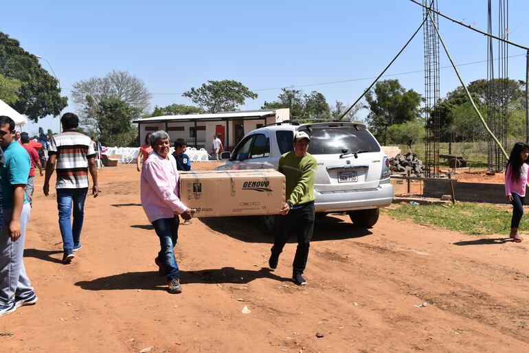 Son motores fuera de borda de 5 HP.