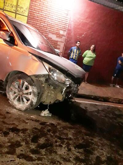 El automóvil Toyota Vitz del uniformado quedó con daños materiales luego del violento choque.