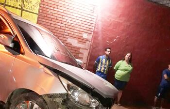 El automóvil Toyota Vitz del uniformado quedó con daños materiales luego del violento choque.