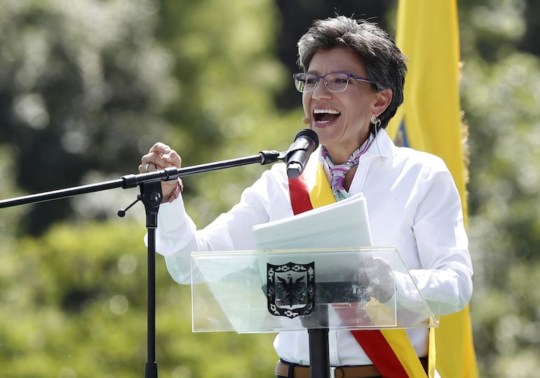 La alcaldesa de Bogotá, Claudia López, pronuncia un discurso.
