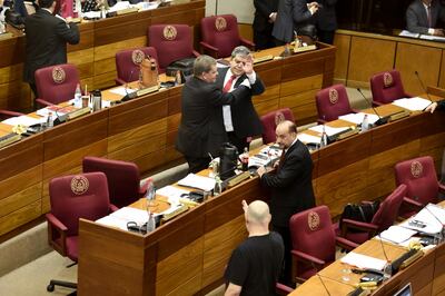 Antonio Barrios contiene a Enrique Riera cuando Paraguayo Cubas lo vuelve a provocar pasado el exabrupto.