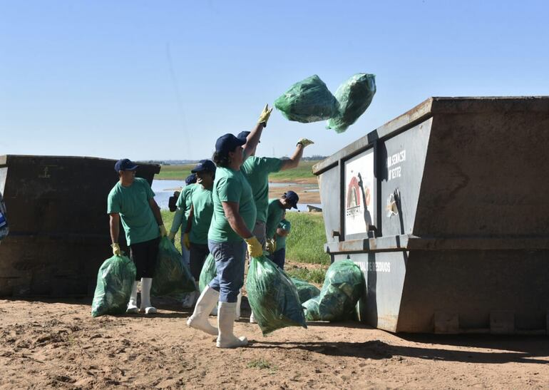 El objetivo es sacar la mayor cantidad posible de basura de la ribera en San Antonio.