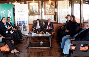 el-coordinador-del-fonplata-enrique-baraibar-2-de-la-izq-a-su-lado-el-presidente-del-fondo-ganadero-martin-maciel-junto-a-otras-autoridades-225324000000-1606191.jpg