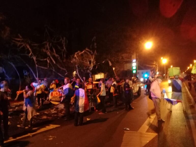 Escrache frente a la vivienda de Patricia Samudio, titular de Petropar.