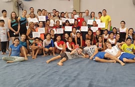 grupo-de-atletas-que-este-sabado-recibieron-sus-certificados-al-finalizar-el-curso-de-gimnasia--181423000000-1319249.JPG