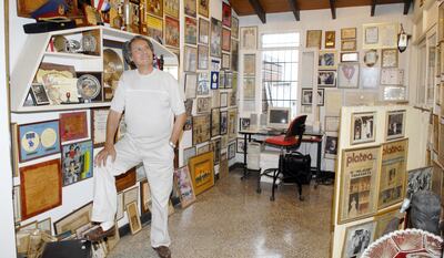 Alberto de Luque, en su casa,  rodeado de los numerosos reconocimientos que recibió a lo largo de su exitosa carrera artística.