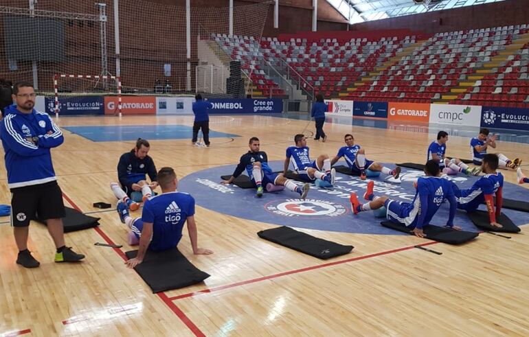 La selección nacional de futsal viajó el lunes a Chile. Ayer, antes de la suspensión se entrenó en el Polideportivo Los Ángeles. Ahora aguardan la confirmación de su fecha de retorno.