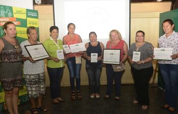 integrantes-de-los-dos-comites-que-recibieron-distinciones-por-ser-mujeres-emprendedo-ras--195237000000-1417081.jpg