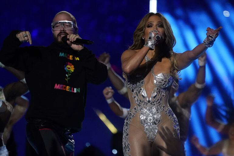 J Balvin y Jennifer Lopez durante su presentación en el espectáculo de medio tiempo del Super Bowl.