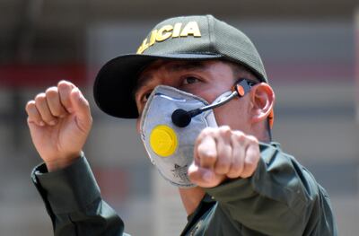 Un policía saluda en Bogotá, Colombia.