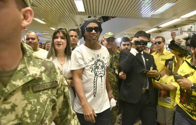 Dalia López, cuando recibía a Ronaldinho Gaúcho a su llegada al aeropuerto Silvio Pettirossi.