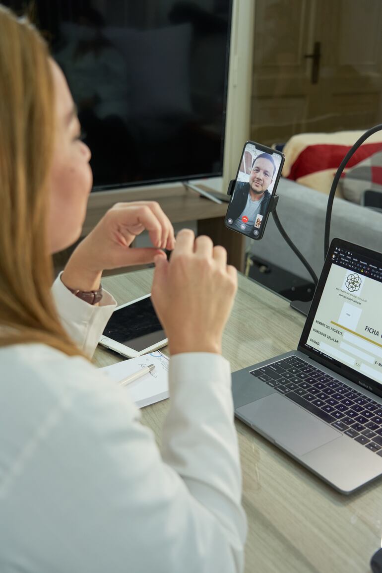 La Dra. Valinotti durante una consulta vía videollamada.