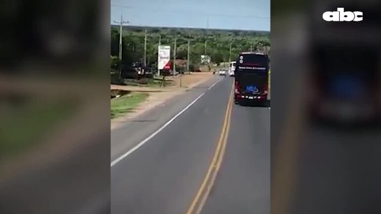 El bus amaga cerrarle el paso a la patrullera, a su costado, un motociclista se salva de milagro.