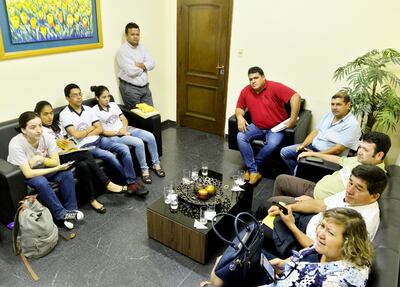 Estudiantes (izq.) y concejales de la ciudad de  Mayor Otaño (Itapúa) concurrieron ayer hasta la  sede de la Contraloría. Solicitaron auditoría al intendente Pedro Chávez (ANR, cartista).