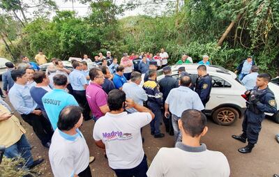 Los taxistas retuvieron por varios minutos a un conductor, ayer por la mañana, en la avenida 11 de Setiembre.