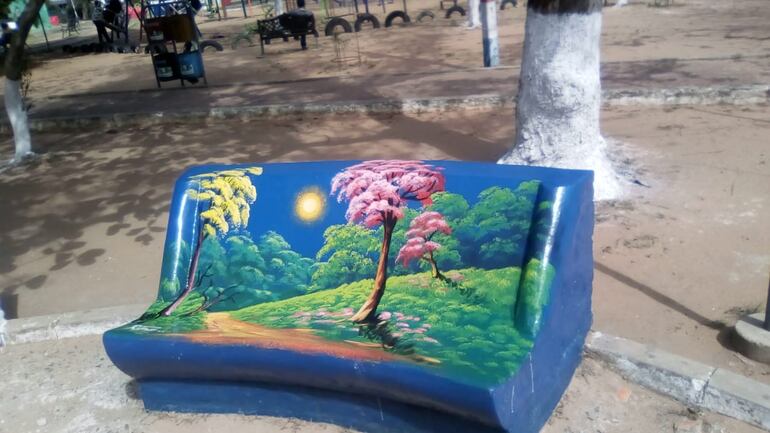 Uno de los bancos que embelleció en la Plaza ubicada frente a la Municipalidad de Mariano Roque Alonso.