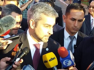 Mario Abdo Benítez hoy en el Hospital Acosta Ñu.
