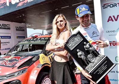 Hermoso el trofeo que sostiene el francés Sebastien Ogier tras vencer en el Rally de Turquía.