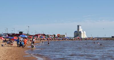 Miles de personas aprovecharon el día soleado de ayer para refrescarse en las aguas del río Paraná.