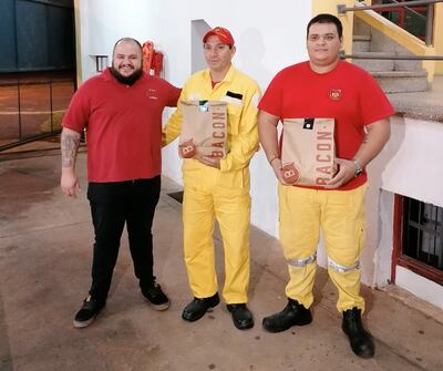 Los bomberos también recibieron deliciosas hamburguesas en agradecimiento a su incansable labor voluntaria. Foto gentileza.