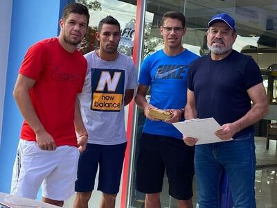 Los jugadores de General Díaz con Rogelio Delgado, presidente de FAP.