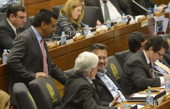 los-diputados-del-cartismo-ramon-romero-roa-de-pie-mario-soto-estigarribia-y-clemente-barrios-conversan-en-la-sala-de-sesiones-de-la-camara-baja--220245000000-1579633.jpg