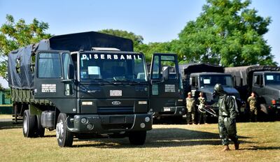 Los miembros de las Fuerzas Armadas han desinfectado los buses y camiones que recogerán a las personas de cinco puntos. La idea es contribuir al sistema de transporte y así evitar la aglomeración de personas.