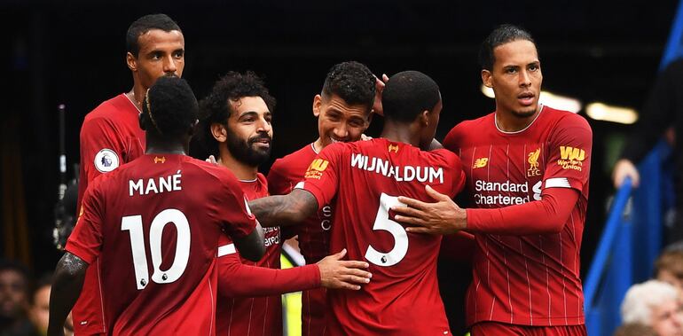 Mané, Wijnaldum, Virgil van Dijk, Salah, entre otros, festejan con Roberto Firmino, el autor del segundo tanto de Liverpool frente a Chelsea en su visita a Stamford Bridge.