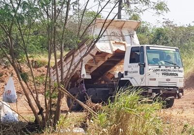 Un camión recolector de residuos de la Municipalidad de Yaguarón descarga la basura en el vertedero clandestino.