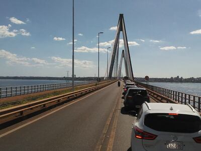 Largas filas de vehículos continúa en el  paso fronterizo.