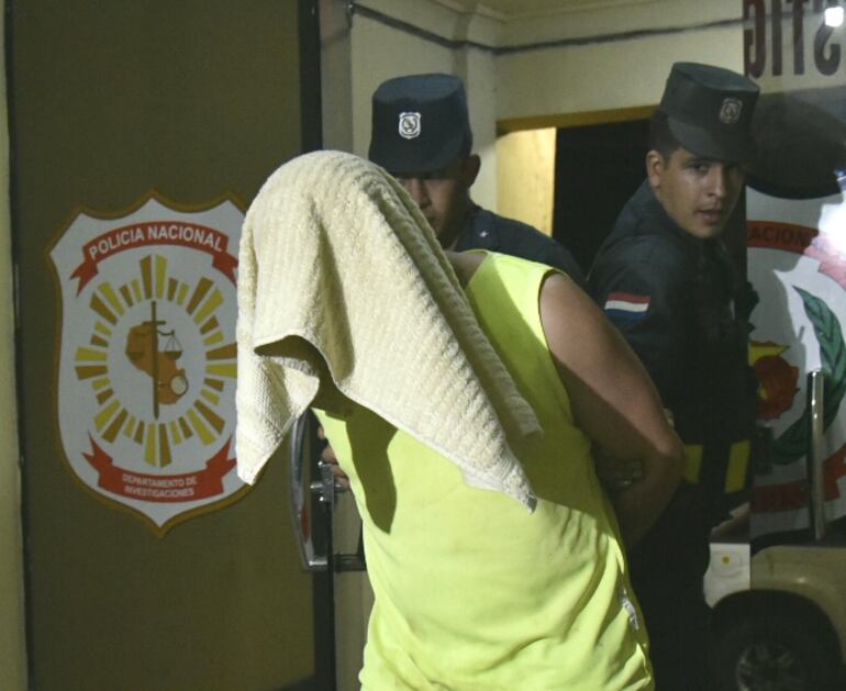 Llegada de Bareiro Pav&oacute;n al Departamento de Investigaci&oacute;n de Delitos, donde se le practicar&aacute; la prueba de alcotest. Foto: Roberto Zarza.&nbsp;