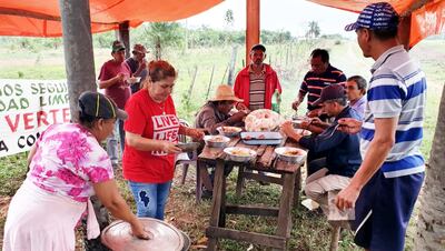 Los pobladores se instalaron ayer y estarán frente al predio hasta obtener una respuesta concreta.