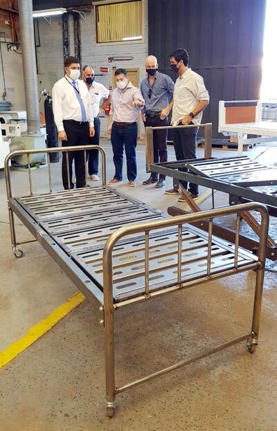 Técnicos observan la cama producida en el país.