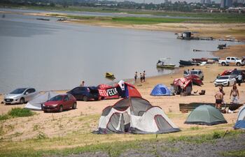 Vista de la Costanera con las carpas de los hinchas de Colón.