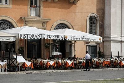 Vista de una calle semivacía en Roma, Italia.