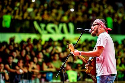 Miky González, vocalista y guitarrista de Villagrán Bolaños, entusiasmó a la gente y contagió toda su fuerza.