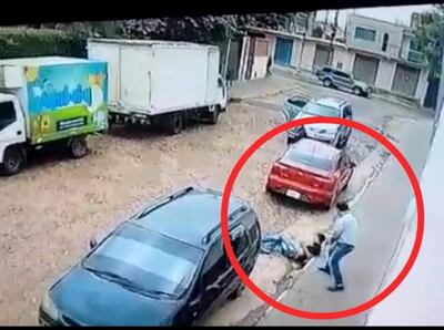 El comisario Julio César Cabañas López (de pie), luego de disparar al  subcomisario Arístides Peralta (recostado).