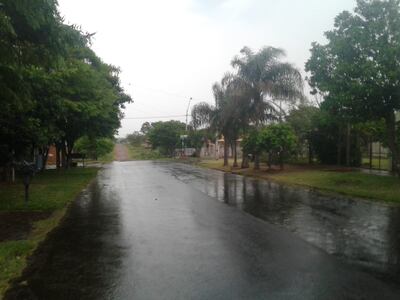 Una de las calles de San Juan Bautista en la mañana de este miércoles con las lluvias en la zona.