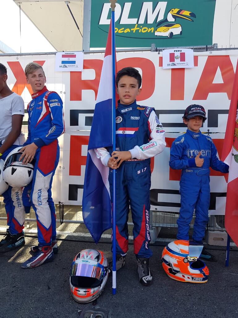 Alberto Benítez Bejarano con la bandera paraguaya.