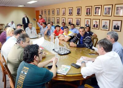 Momento de la reunión en el Ministerio de Agricultura y Ganadería. De espaldas (centro) Denis Lichi, ministro de Agricultura y Ganadería.